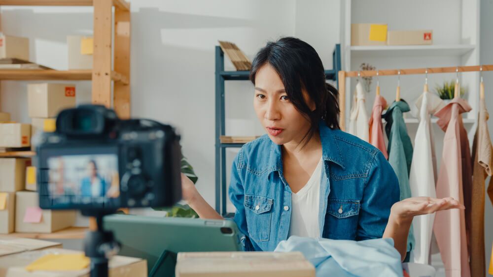 How WooCommerce Product Videos Improve Customer Engagement A retailer entrepreneur shooter a product video